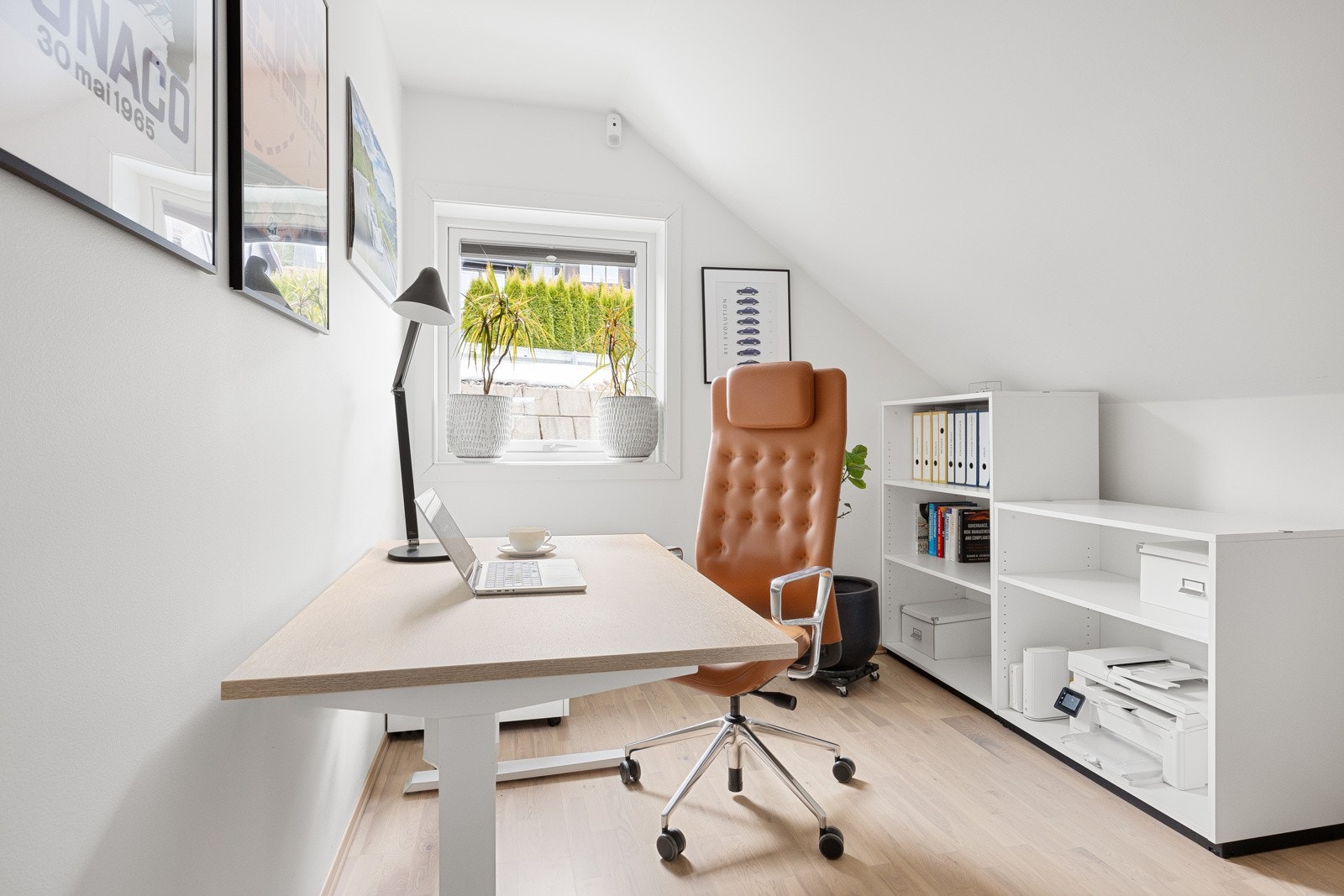 Alle soverommene har parkettgulv, mens soverommene i første etasje og underetasjen har vannbåren gulvvarme. Galleribilde