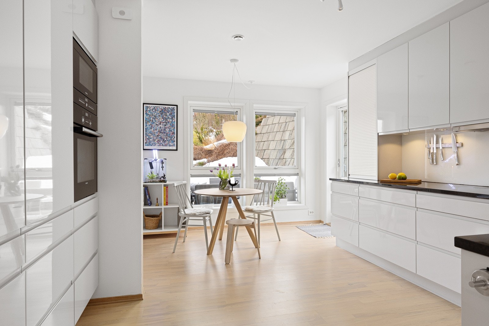 Kjøkkenet har en stilren og påkostet innredning med benkeplate i mørk granitt og integrerte hvitevarer. Galleribilde