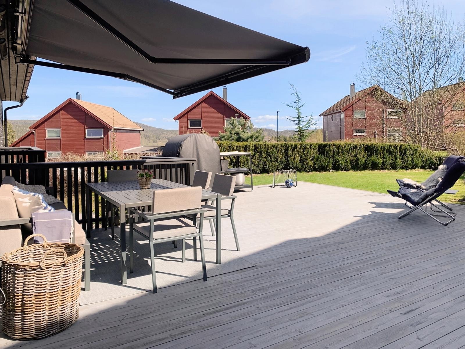 Terrassen på sydsiden utenfor kjøkkenet har nyere elektrisk markise og terrassevarmere fra 2021. Galleribilde