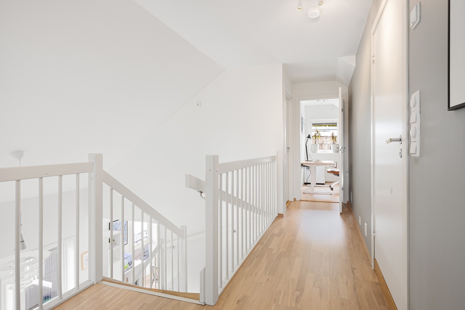 I andre etasje er det hele fire soverom og et moderne bad med badekar. Galleribilde