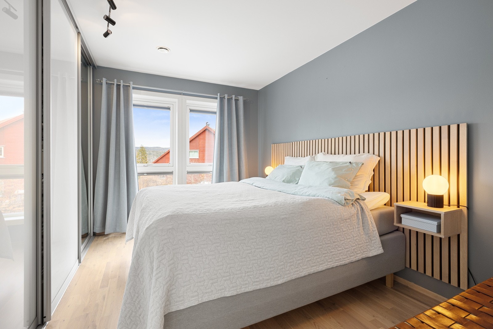 Hovedsoverommet er innredet med sengegavl av eikespiler og en stor skyvedørsgarderobe. Galleribilde