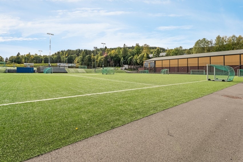 Det er kort gange til fotballbane og idrettshall ved Lommedalen barneskole. Galleribilde
