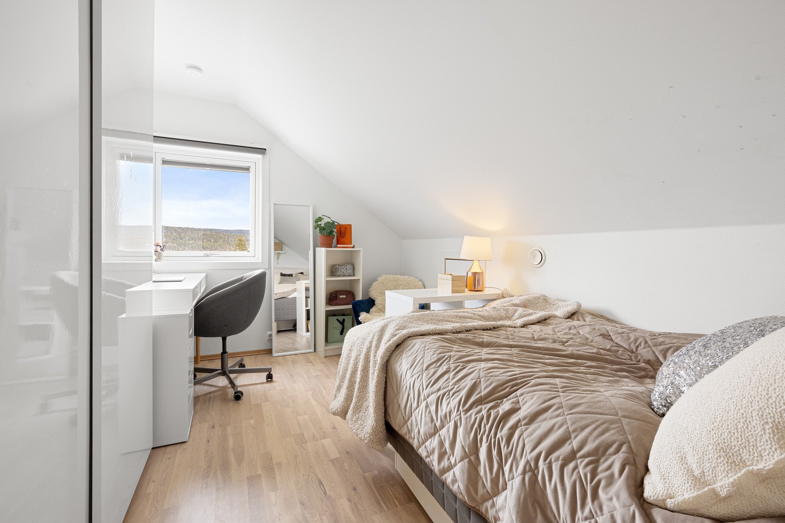 Det ene rommet i andre etasje har skyvedørsgarderobe med hvite fronter. Galleribilde