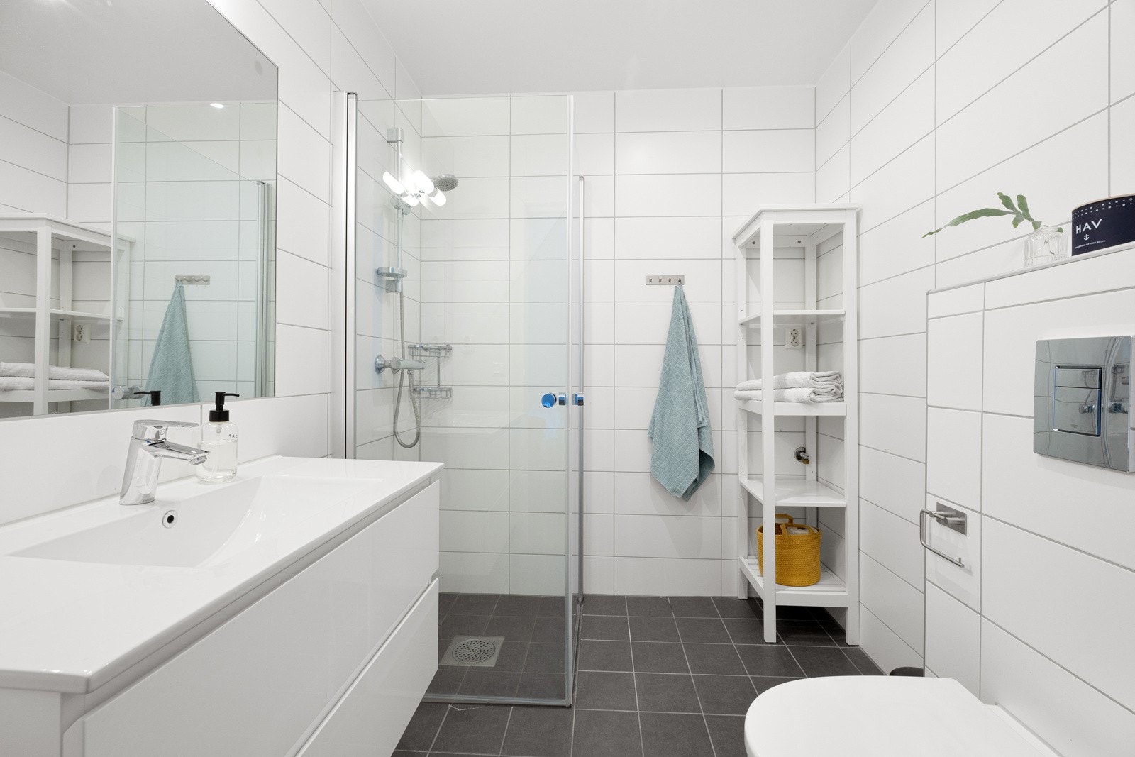 Hele hybelen, inkludert badet, har vannbåren gulvvarme fra bergvarmeanlegg. Galleribilde