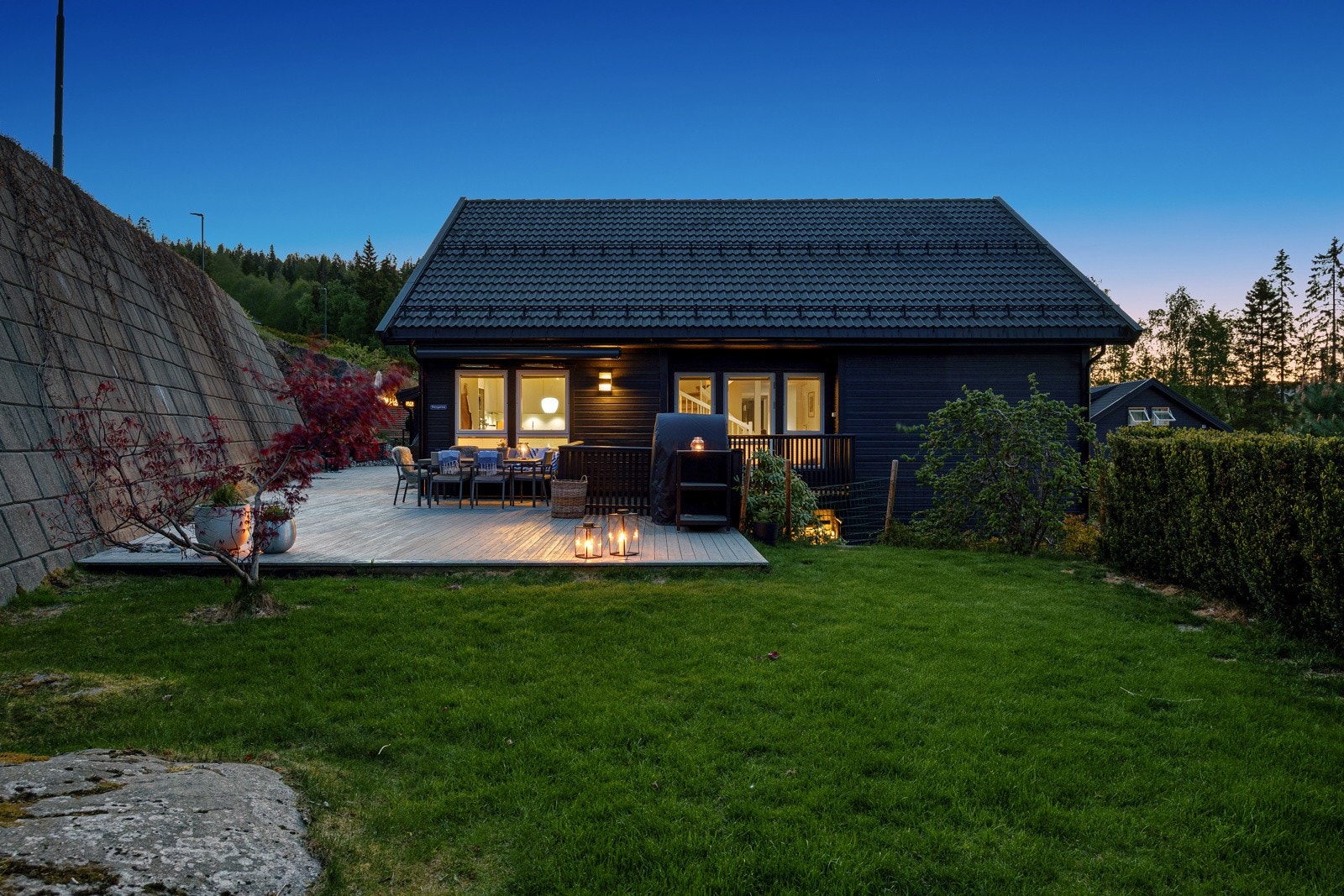 Fra kjøkkenet er det utgang til den flotte terrassen vendt mot nordsiden. Her har du også plass til trampoline eller en liten fotballbane for de minste. Galleribilde