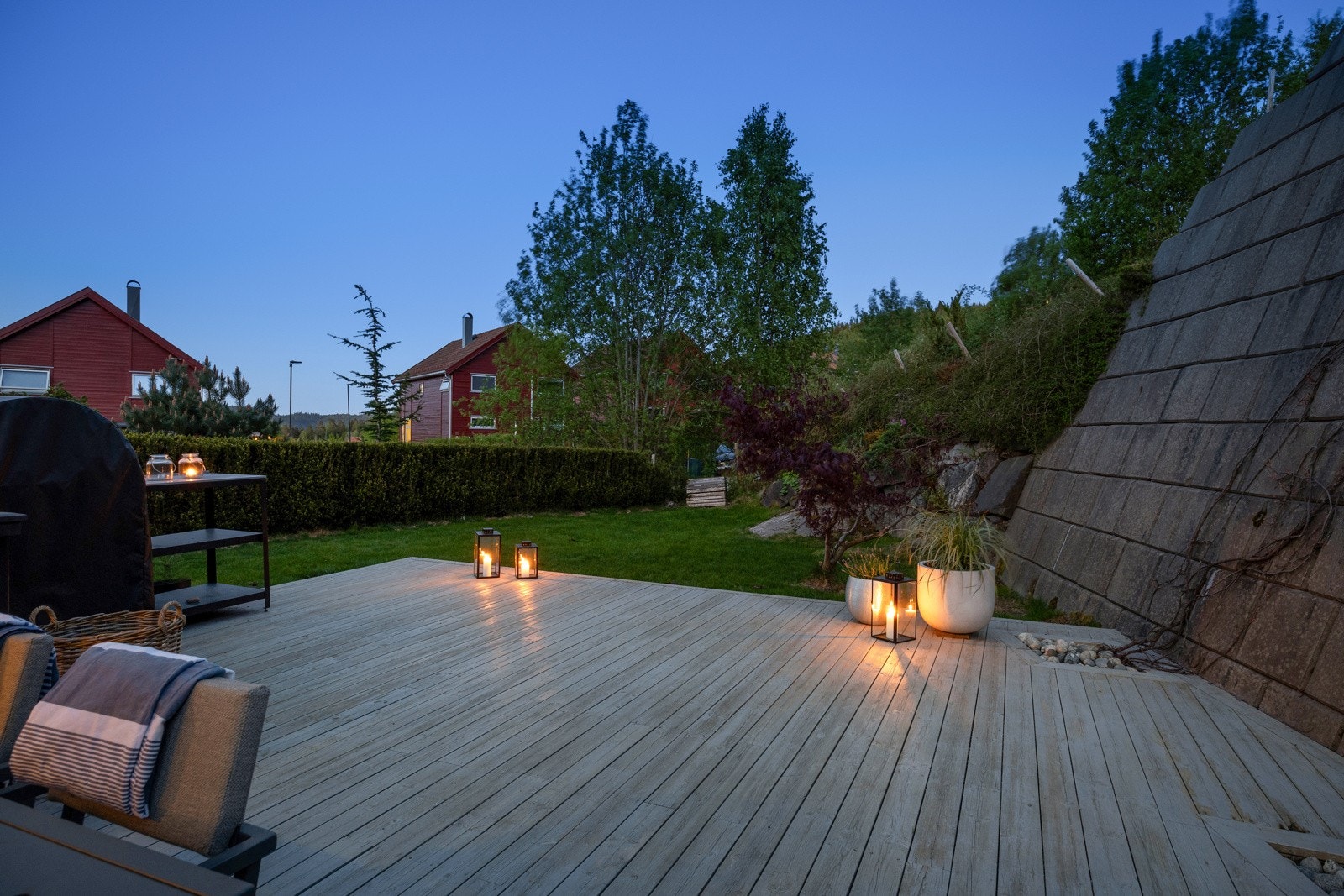 Langs plenen og på nordvestsiden av terrassen er det plantet skjermende, vintergrønn hekk. Galleribilde