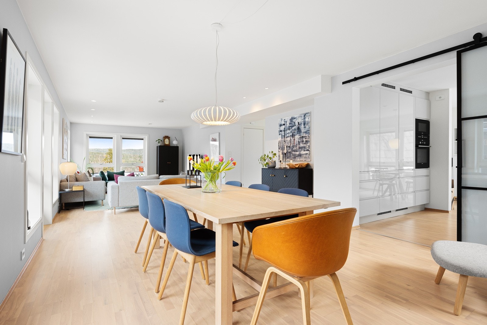 Stuen er lys og luftig med vinduer på tre sider og flott utsikt nordøstover. Direkte utgang til flott terrasse på ca 127 kvm. Galleribilde