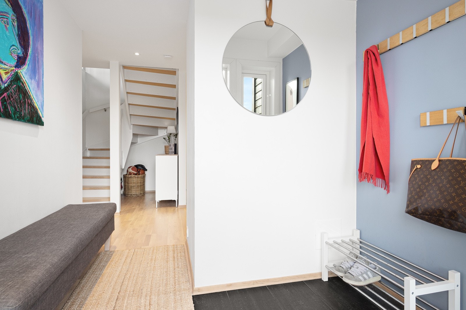 Hovedentreen er lys og innbydende med fliser, vannbåren gulvvarme og dagslys fra vinduer på siden av døren. Galleribilde