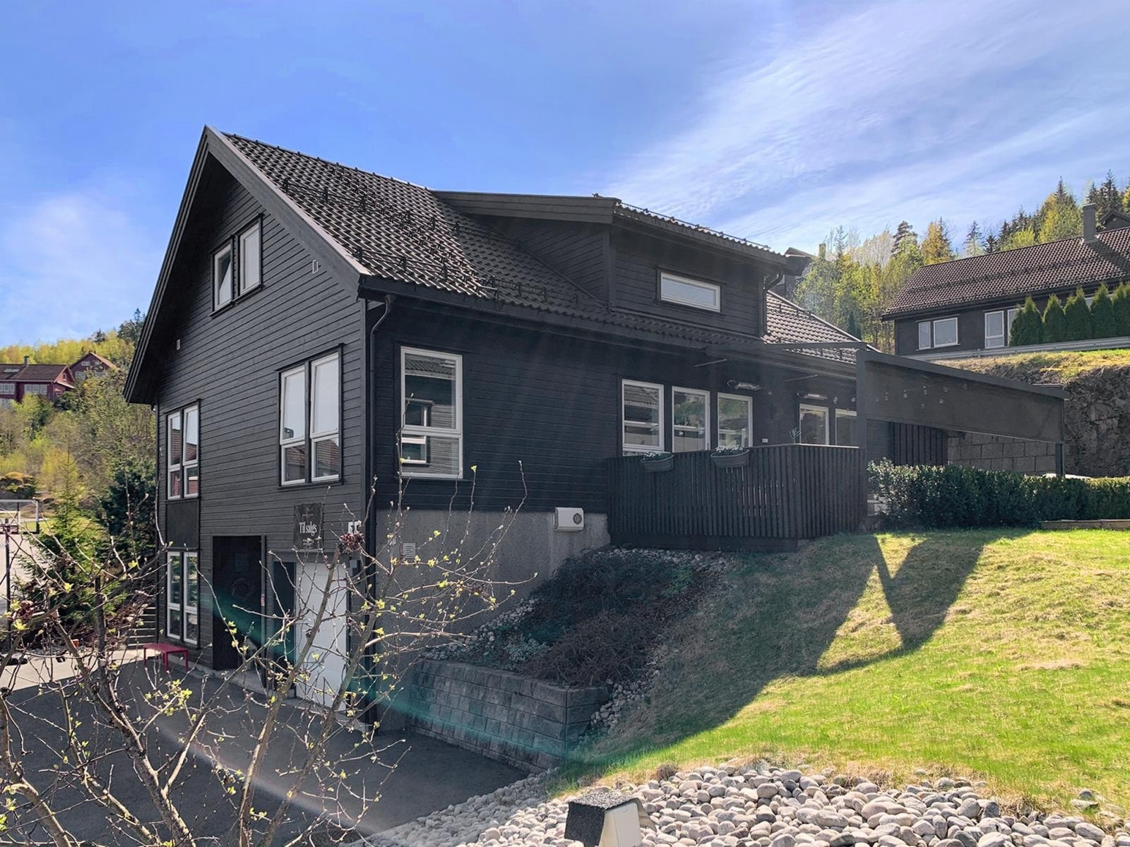 Høyt og fint beliggende med pent utsyn over nærområdet. Galleribilde