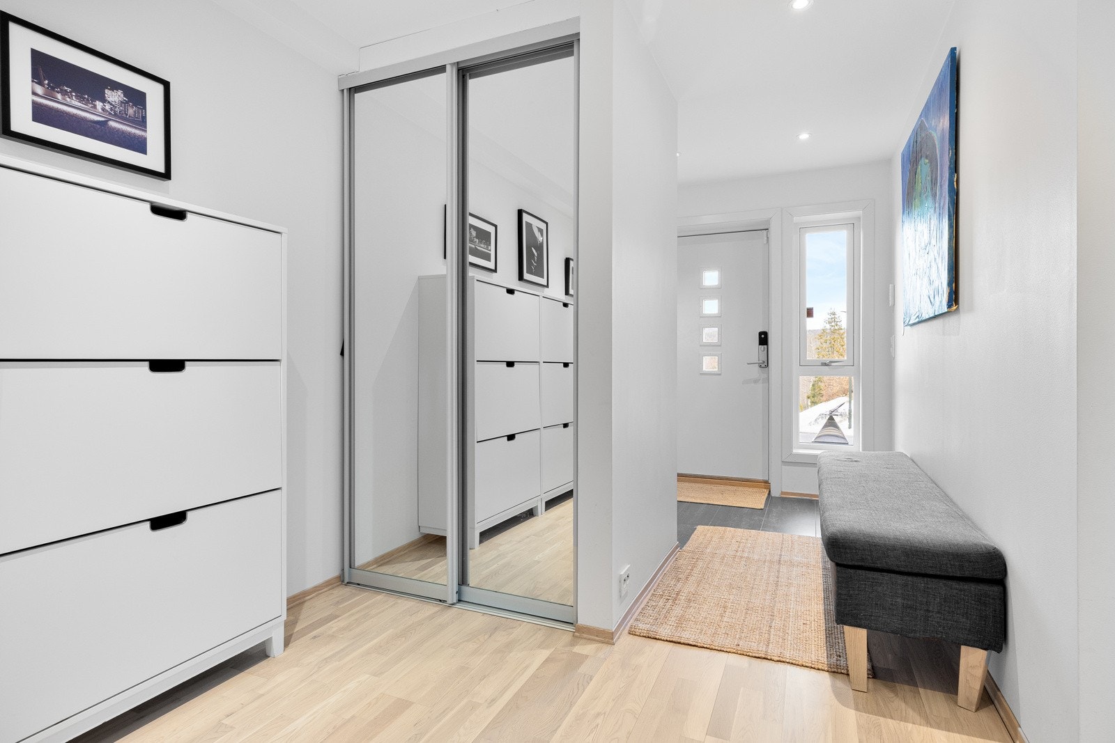 Hallen har skyvedørsgarderobe med speilfronter, og ytterdøren er utstyrt med praktisk kodelås. Galleribilde
