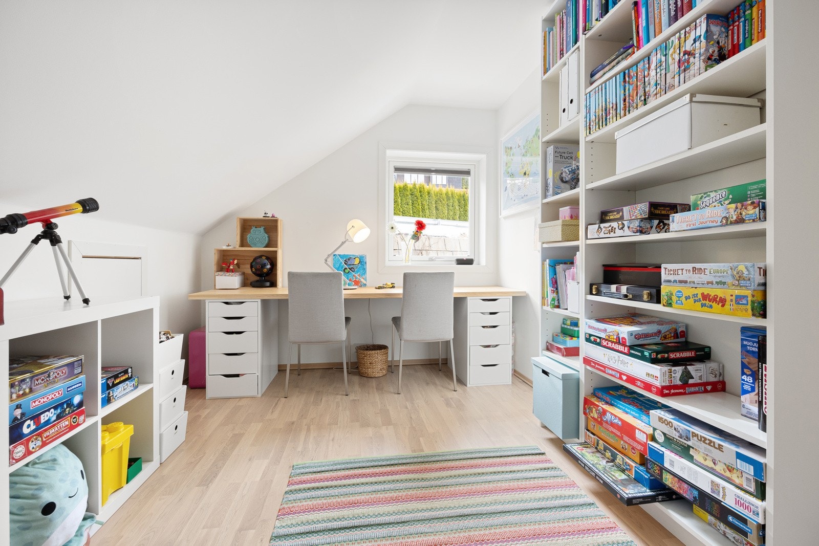 Rommene i andre etasje har skråhimling og praktiske kott i kneveggene. Galleribilde