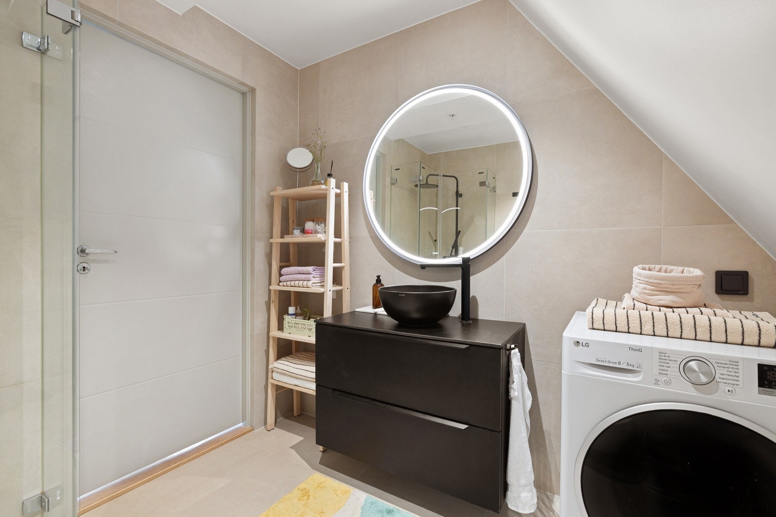 Baderommet har store flotte fliser på gulv og vegger, deilig gulvvarme, downlights i himlingen og mekanisk avtrekk. Galleribilde