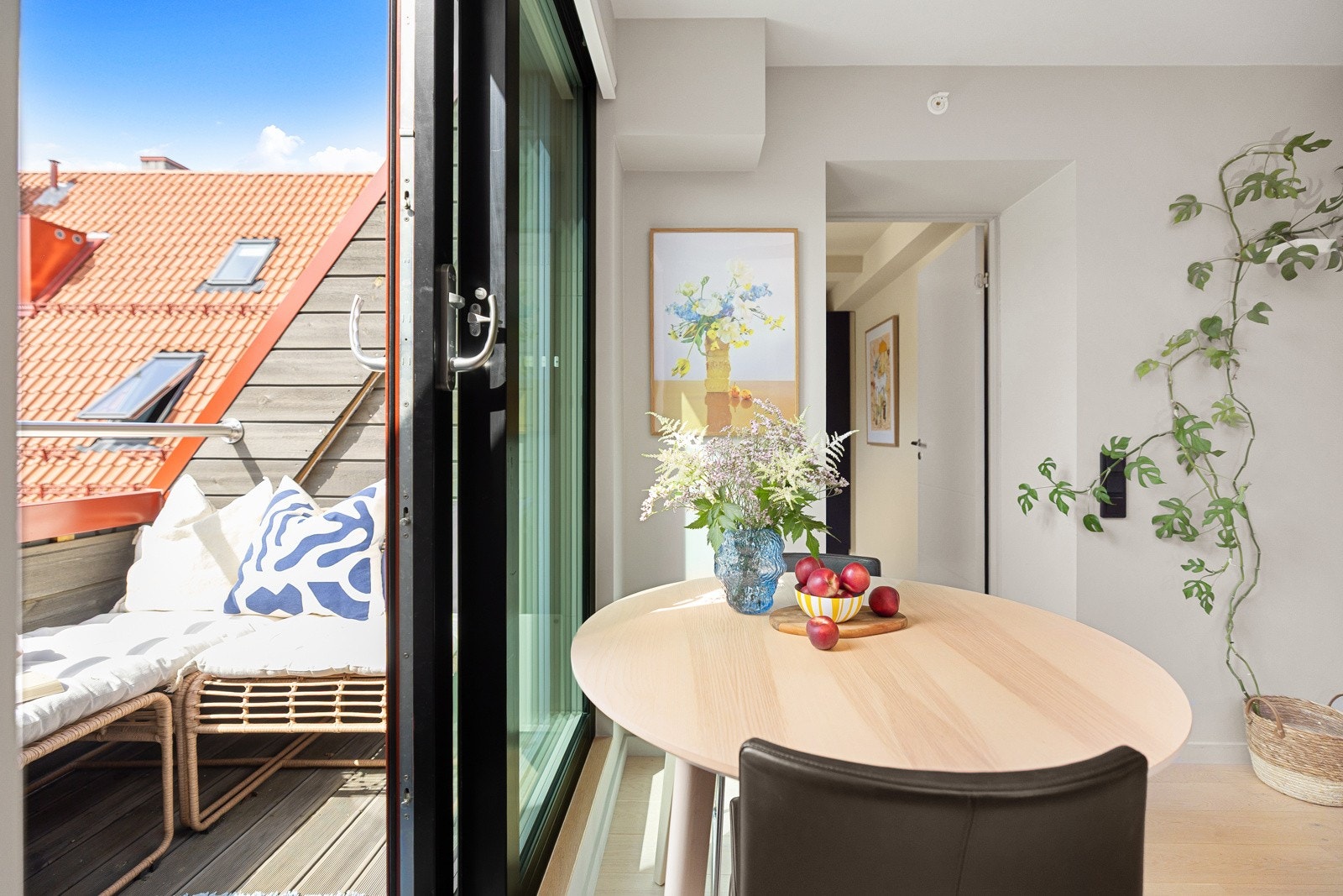 Spisestuen finner sin naturlige plass i tilknytning til kjøkkenet og balkongen. Galleribilde