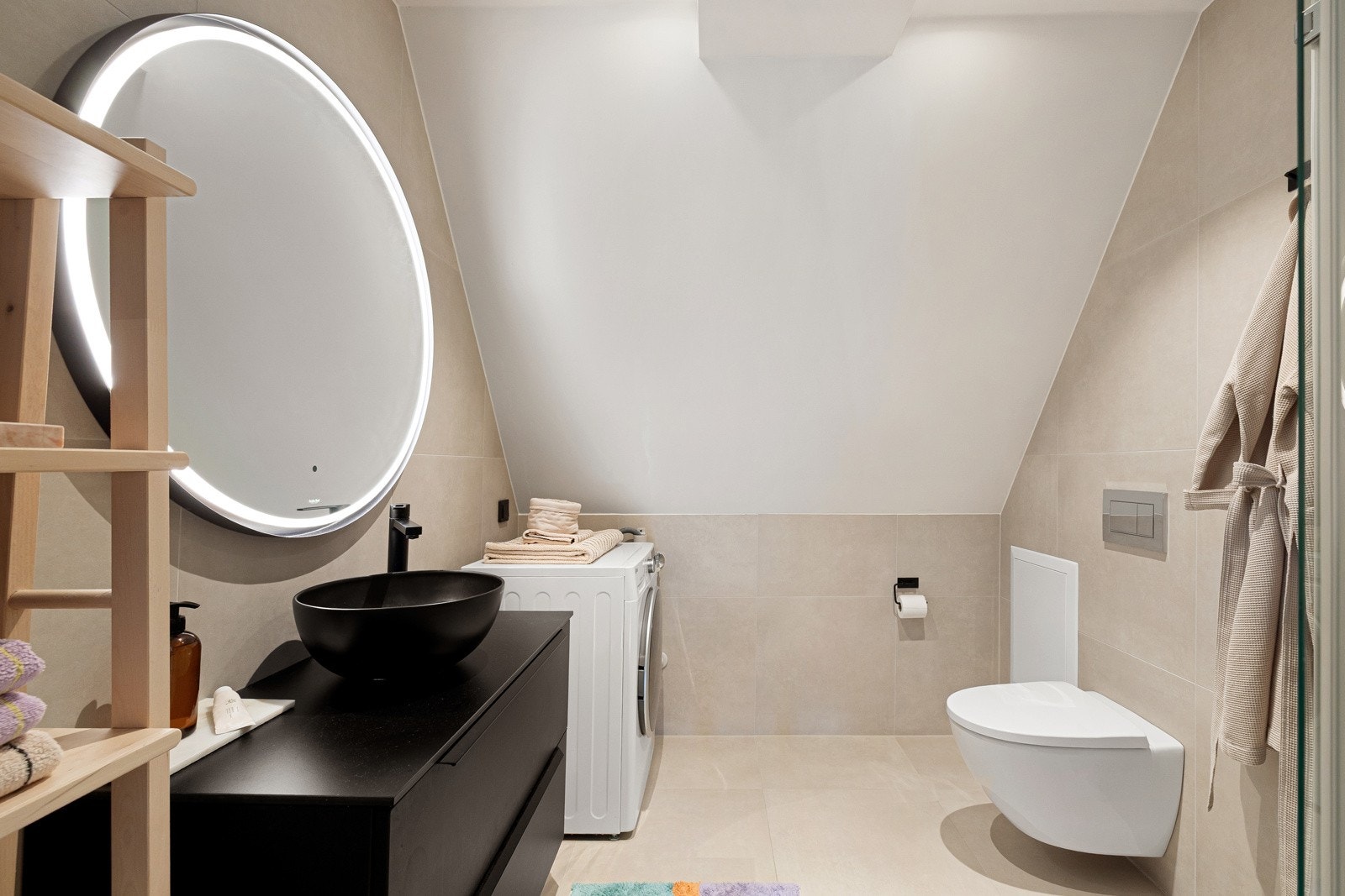 Leiligheten har et lyst og delikat baderom fra 2019. Galleribilde