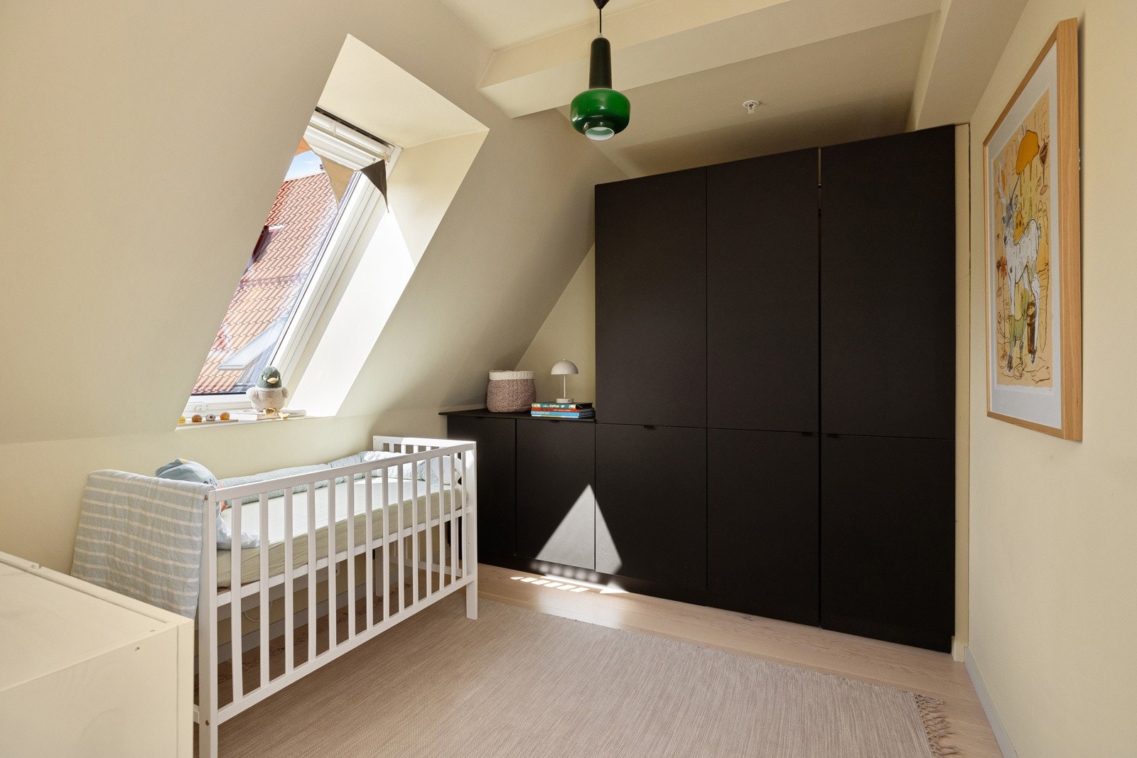 Soverommet er av god størrelse, og det er plass til dobbeltseng om ønskelig. God oppbevaringsplass i medfølgende garderobeløsning med stilige sorte dører. Galleribilde