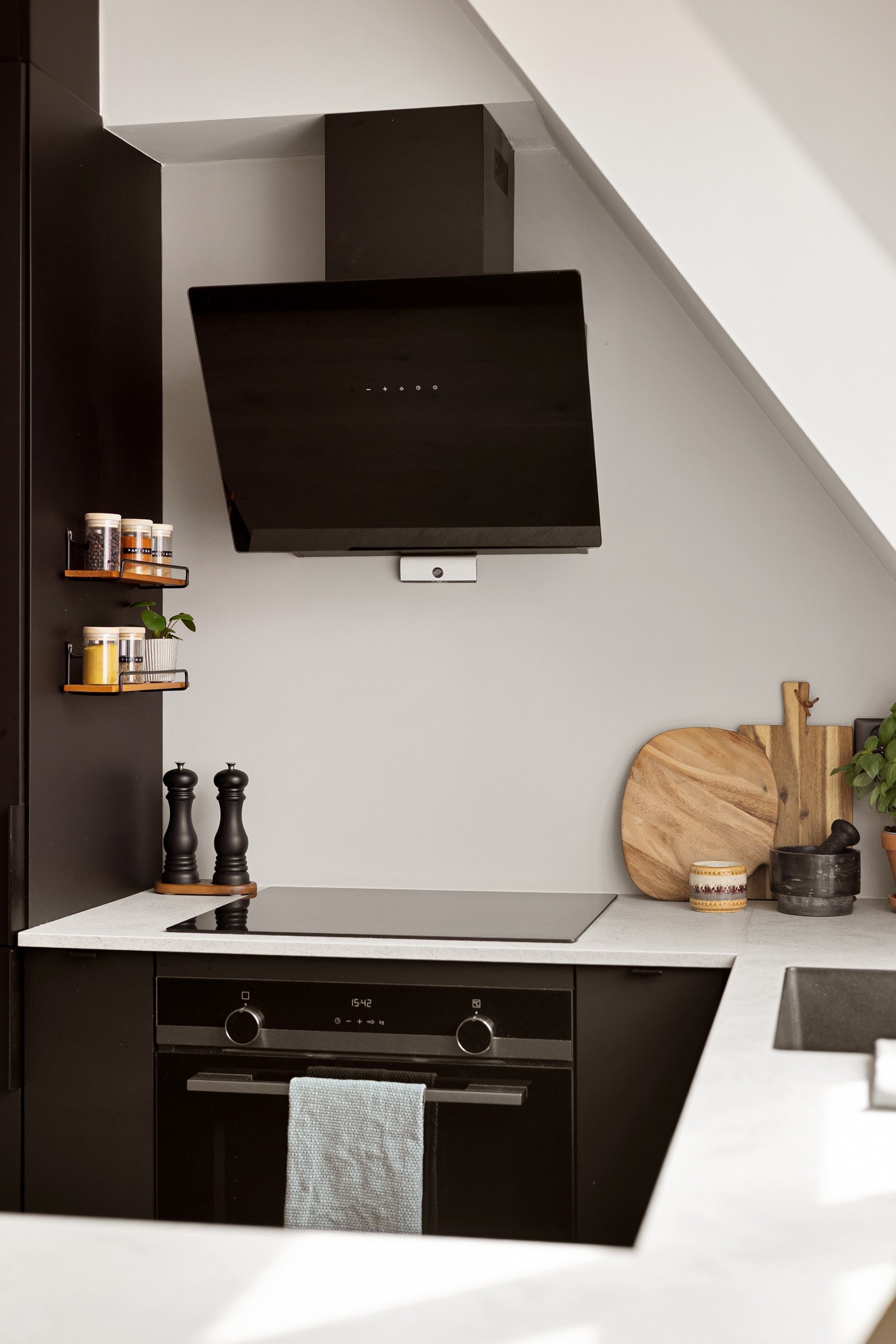 Integrerte hvitevarer som nedfelt induksjonstopp, stekeovn, oppvaskmaskin og kjøleskap med frysedel. Vegghengt ventilator med avtrekk. Det er også montert komfyrvakt og lekkasjestopper. Galleribilde