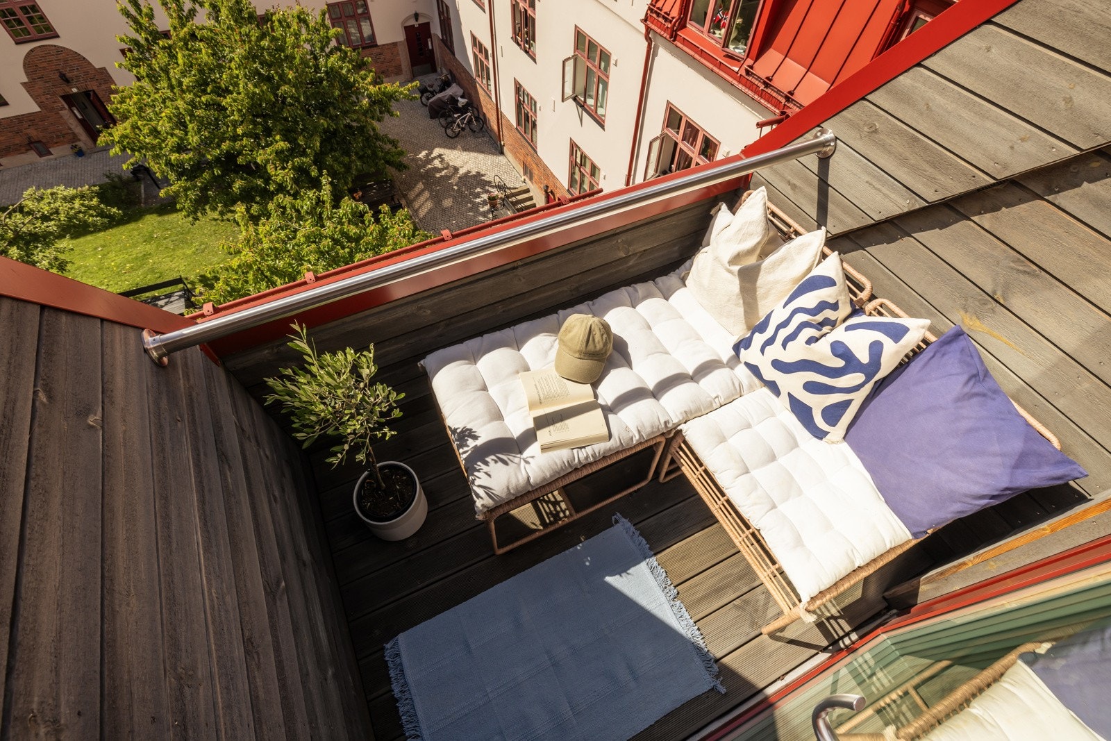 Beliggenheten i toppetasje og mot vest sørger for gode solforhold på ettermiddag og kveld. Galleribilde