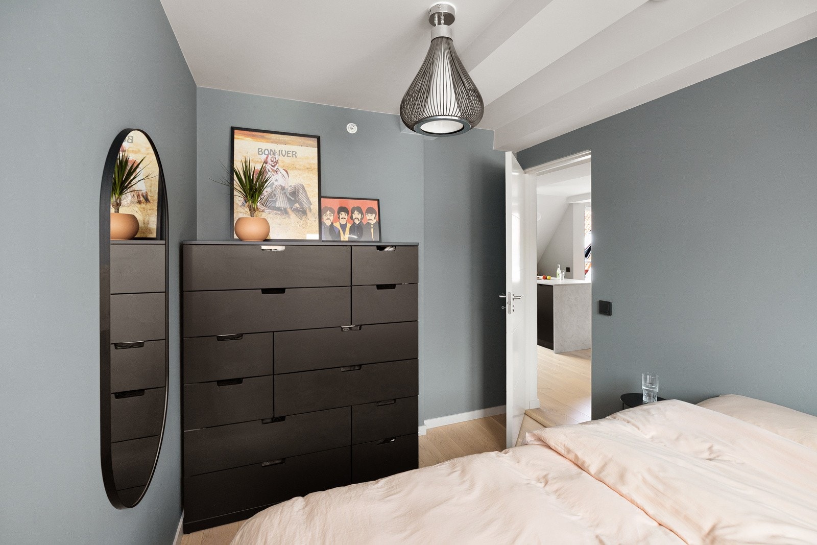 Soverommet er i dag innredet med en dobbeltseng med tilhørende nattbord. Det er også plass til kommode eller garderobeskap om ønskelig. Galleribilde