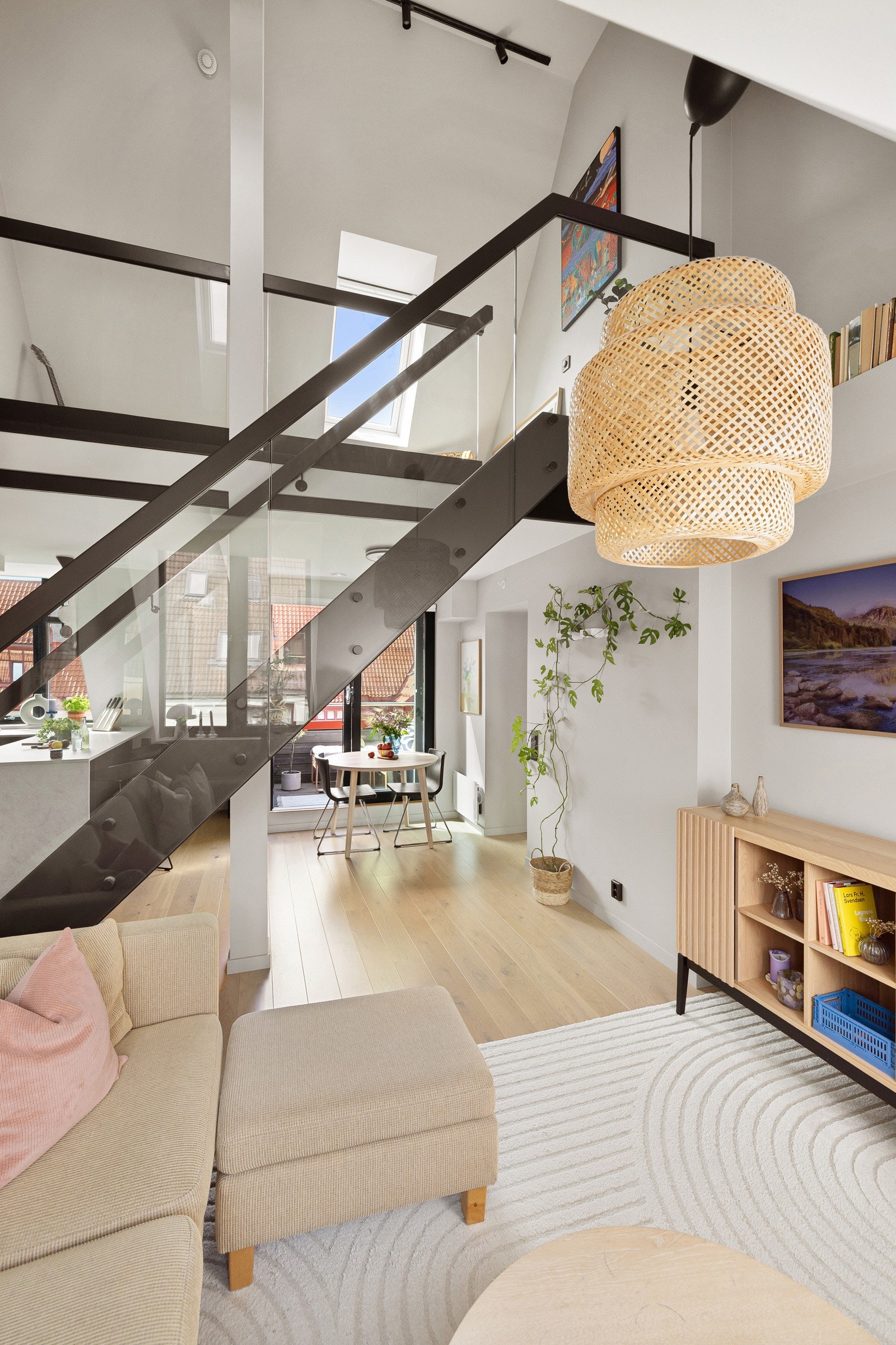 Fra stuen er det åpent opp mot hemsen som gir en ekstra god takhøyde og en luftig romfølelse. Galleribilde