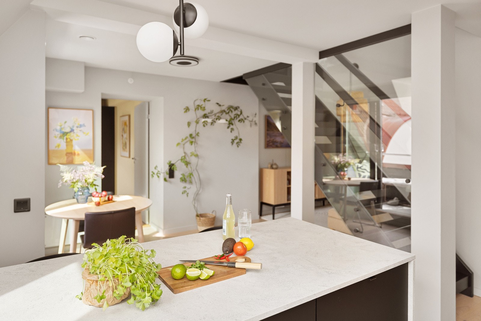 Kjøkkenet ligger i en fin delvis åpen løsning med stuen, adskilt og samtidig åpent og sosialt. Galleribilde