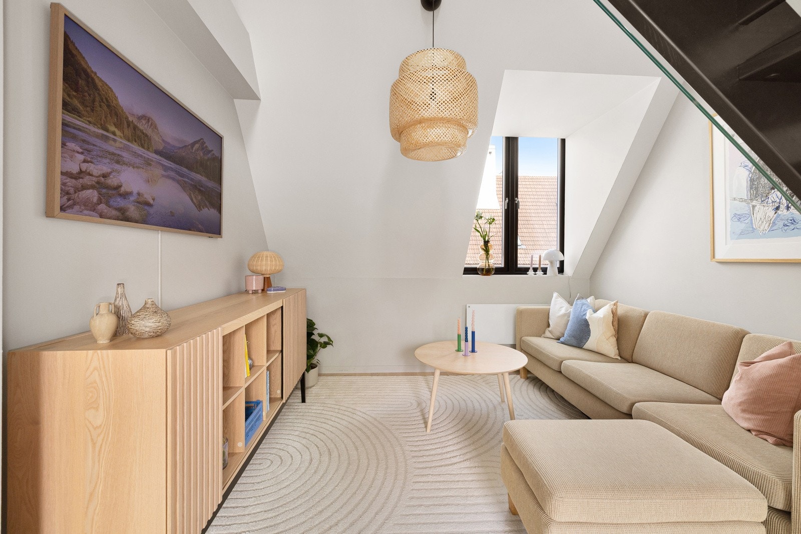 Høy standard fra 2019/20 med lys enstavs parkett på gulv, glatte lysmalte overflater og skjult elektrisk anlegg. Galleribilde