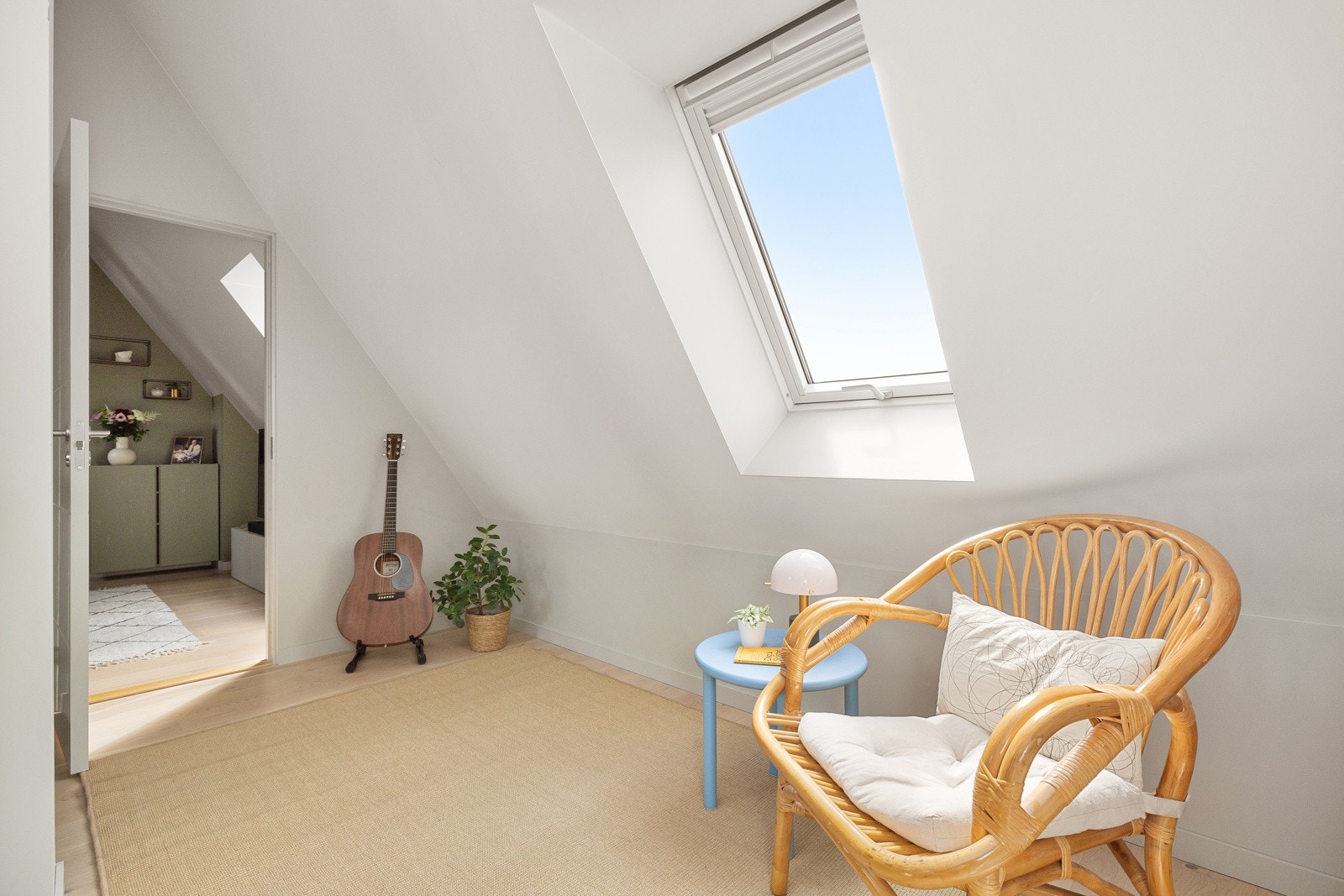 Hemsen har høy standard fra 2019/20 med pen enstavs parkett på gulv, glatte lysmalte overflater og skjult elektrisk anlegg. Det er flott gjennomgående lysinnslipp og himmelrik utsikt. Galleribilde