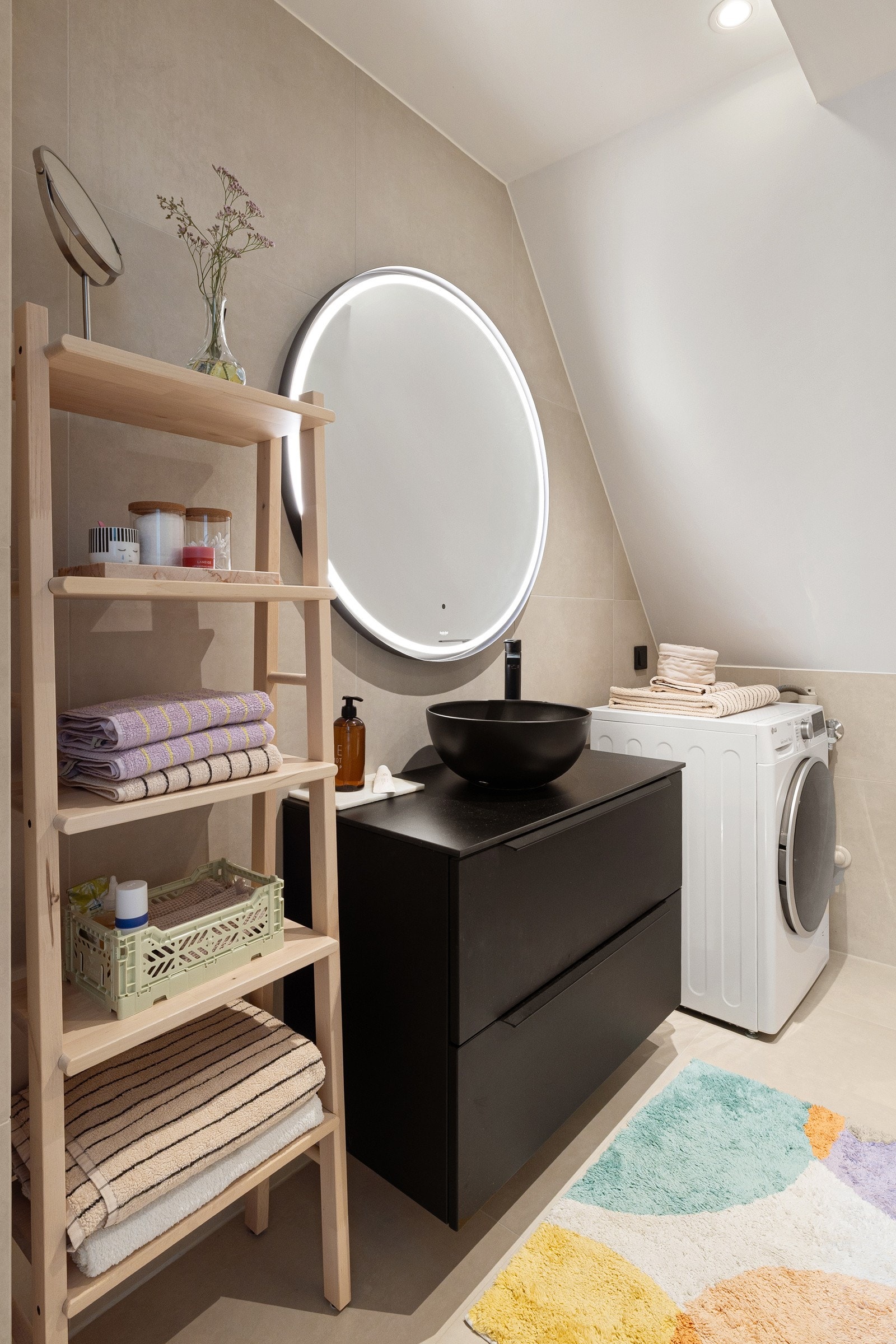 I hjørnet av baderommet er det plass og opplegg for vaskemaskin. Galleribilde