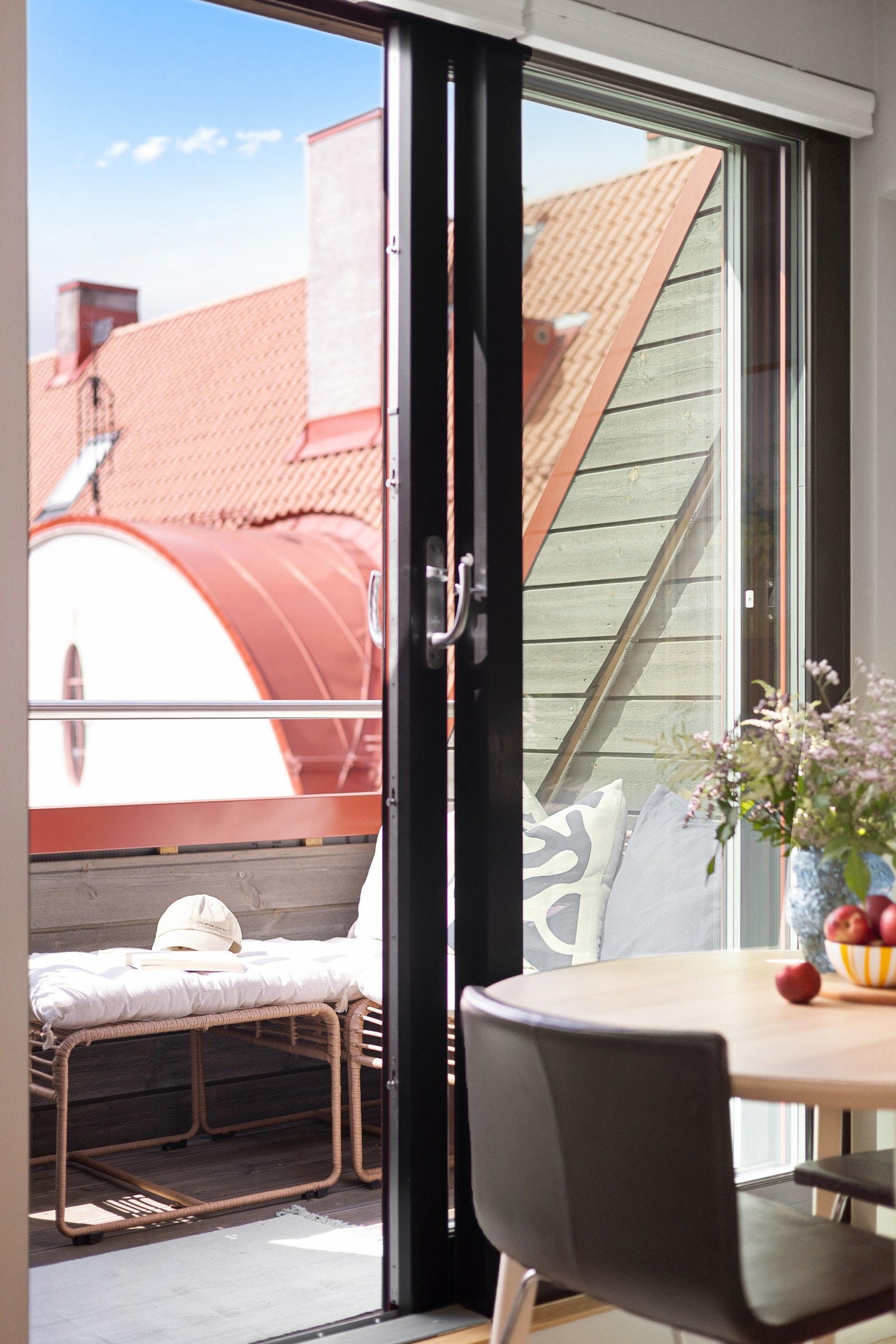 Fra spisestuen har du en utgang til en solrik vestvendt balkong på ca. 3m². Galleribilde