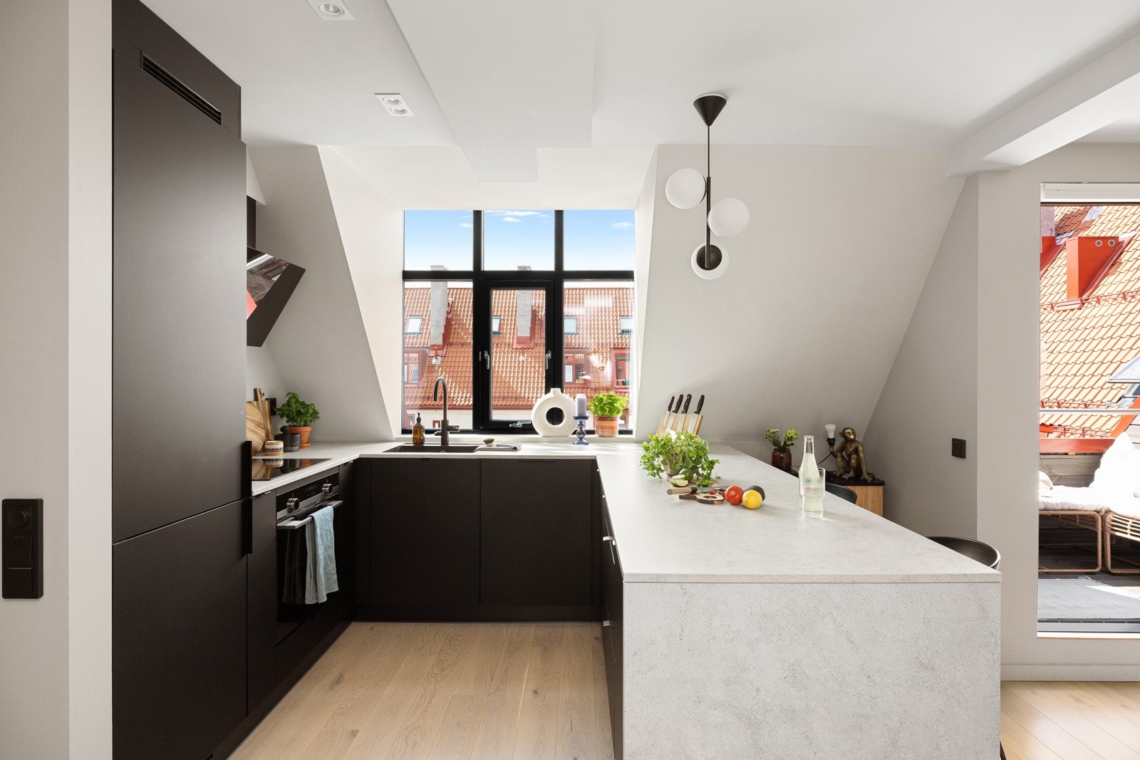 Den praktiske utformingen med en halvøy mot spisestuen, sørger for ekstra god skap- og benkeplass, samt en hyggelig sitteplass med barstoler. Galleribilde