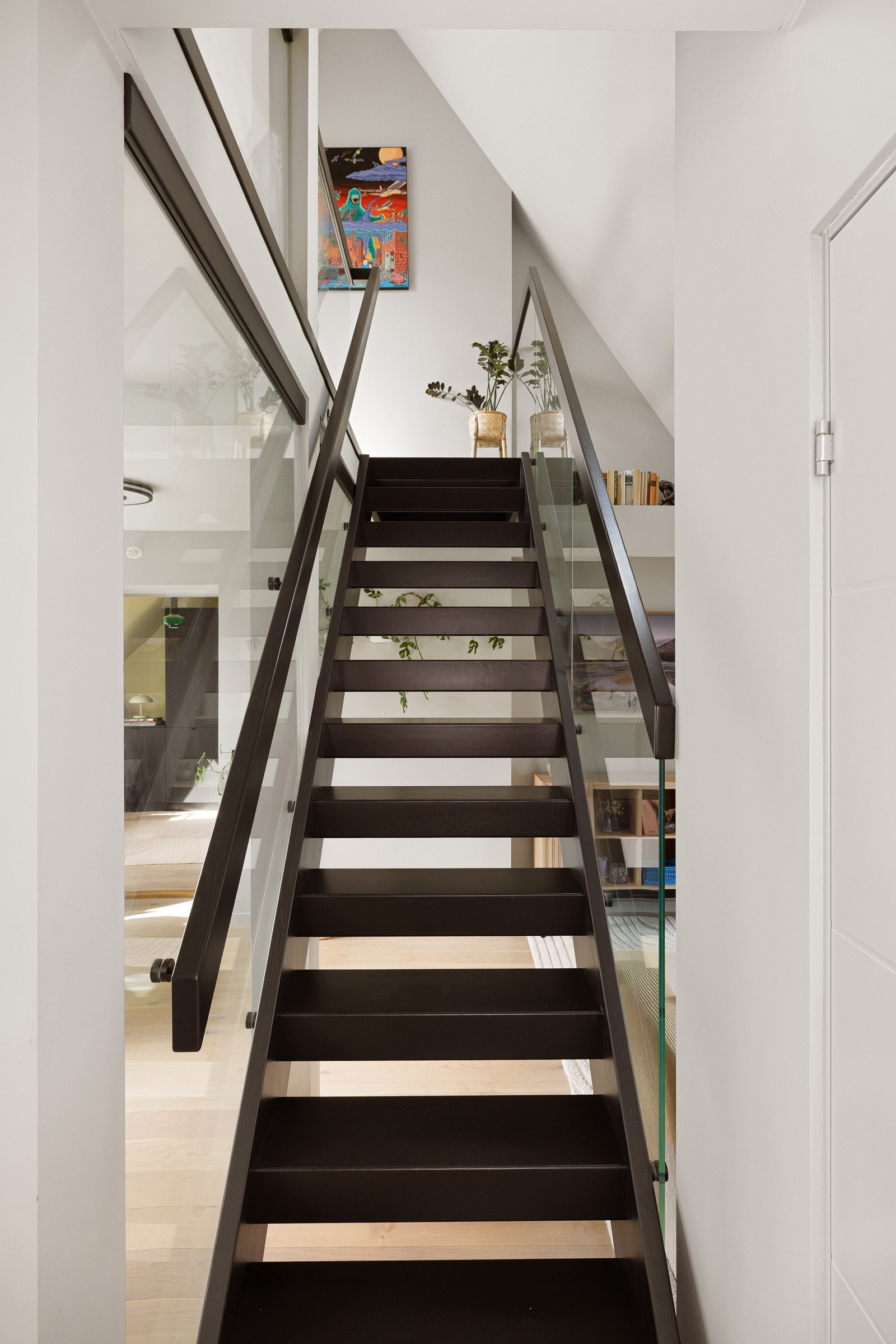 Fra entréen er det en stilig sortmalt trapp med rekkverk av glass opp til hemsen. Galleribilde