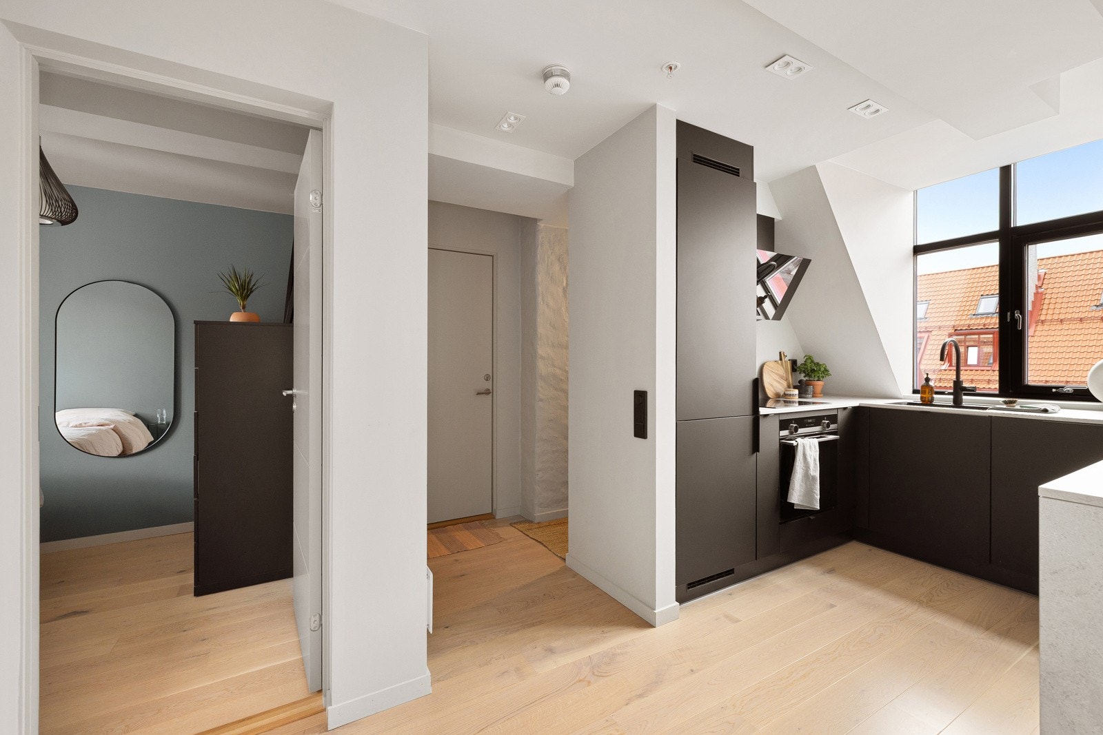 Leiligheten som ligger i byggets 4. etasje har en gjennomgående planløsning med et stort og sosialt oppholdsrom, 2 soverom og baderom. Galleribilde