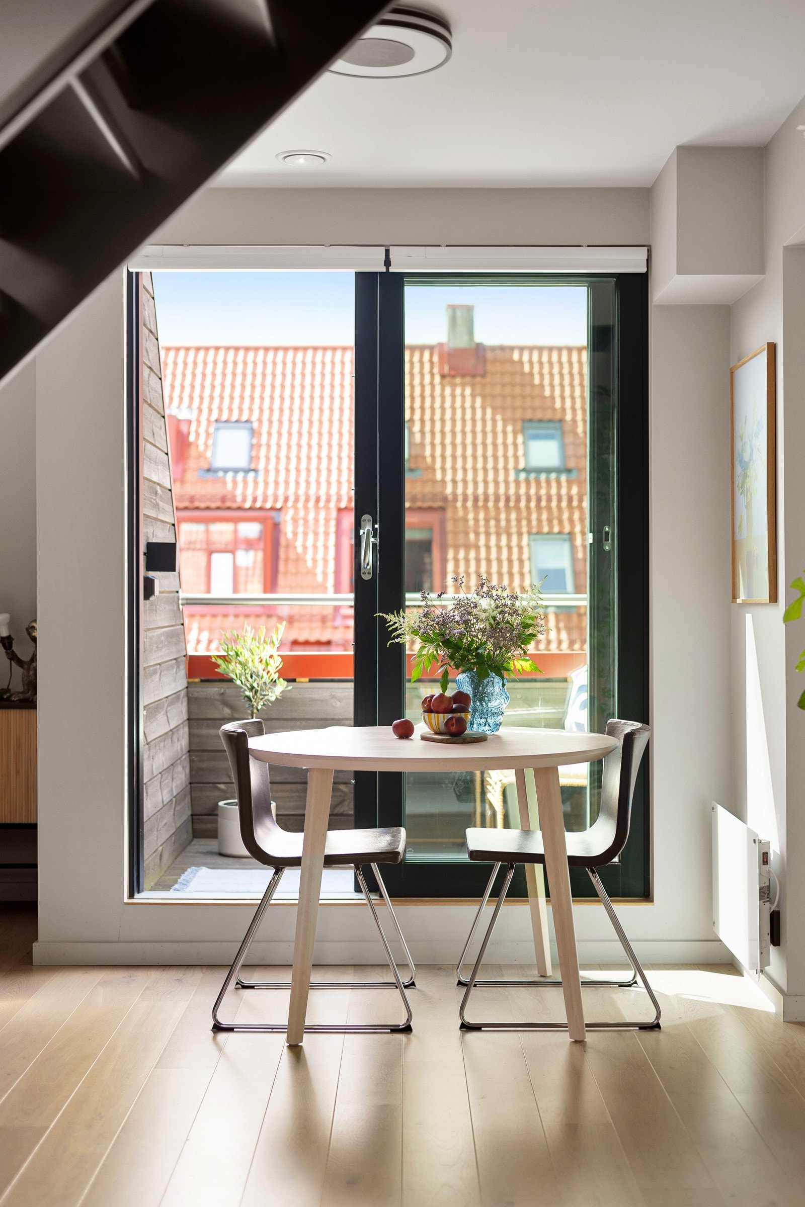 Beliggenheten i byggets loftsetasje med gjennomgående lysinnslipp sørger for fint naturlig lys, samtidig som det er minimalt med innsyn. Galleribilde