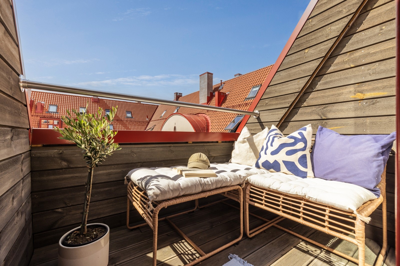 Balkongen har terrassebord på gulv og plass til sittegruppe etter eget ønske. Det er også montert utebelysning og stikkontakt. Galleribilde