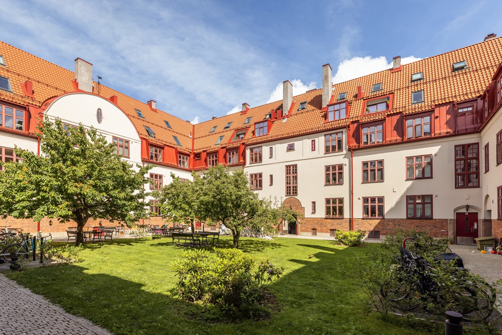 Sameiet har felles tomt opparbeidet med blant annet gressplener, trær, prydbusker og diverse beplantning. Galleribilde