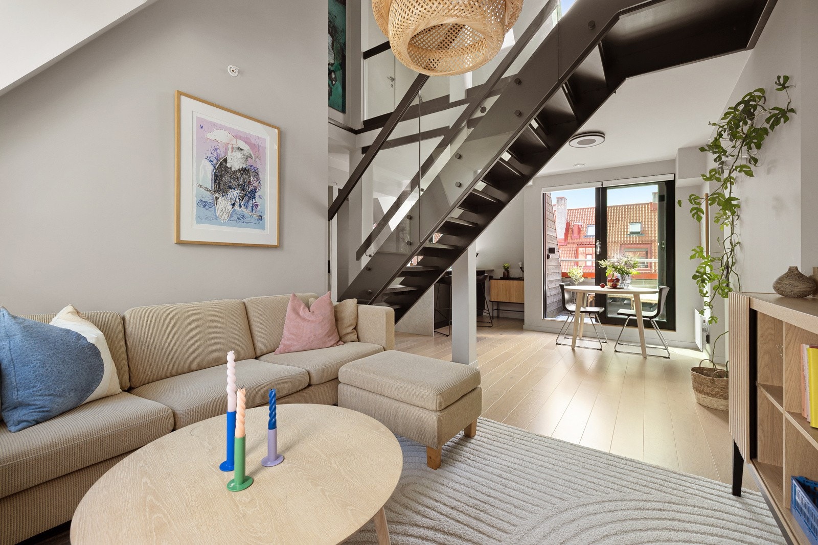 Stuen er enkel å møblere med sofagruppe med salongbord og mediemøblement med tv. Galleribilde