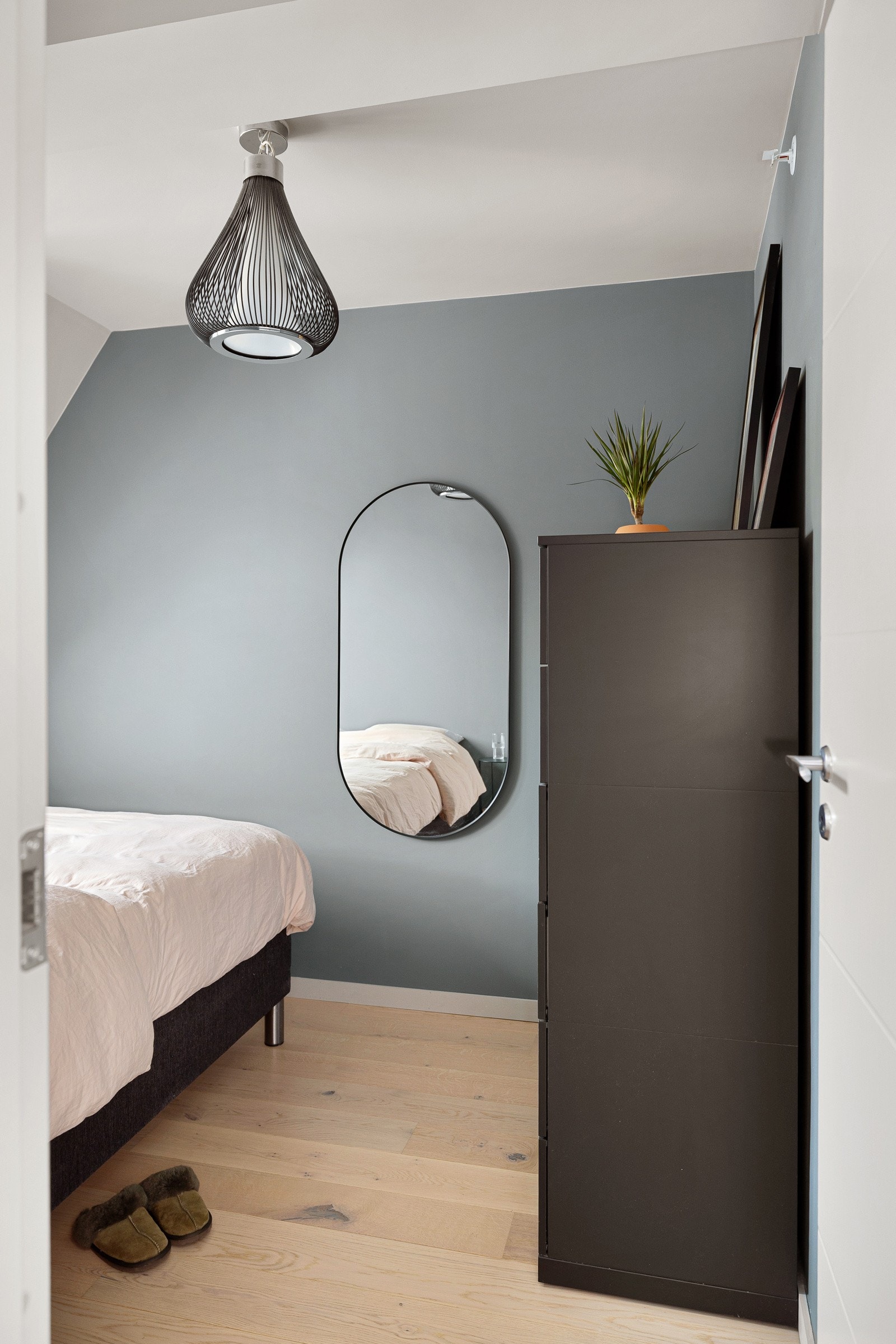 Soverom 1 er et lyst og innbydende rom som i dag er innredet som et fint hovedsoverom. Galleribilde