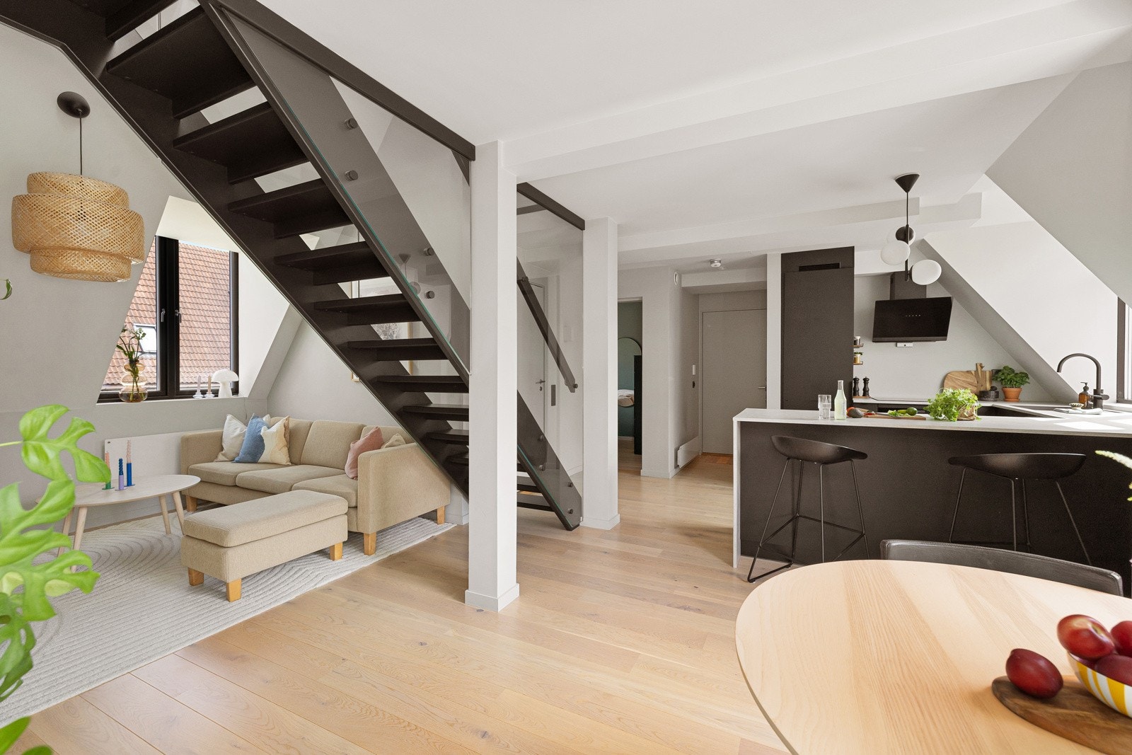 Stuen er det naturlige oppholdsrommet i leiligheten, og er et stort, lyst og fint rom. Galleribilde