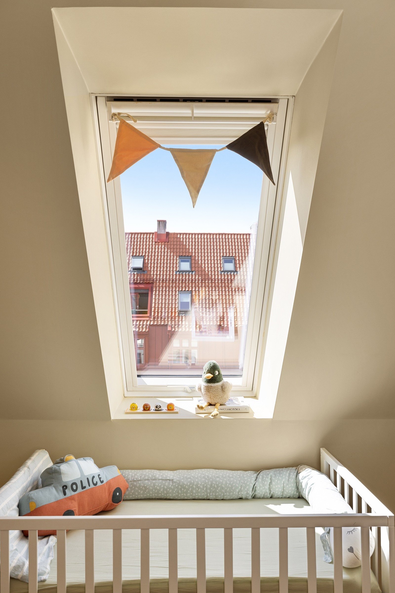 Det store takvinduet slipper inn rikelig med naturlig lys, samtidig som det er lite innsyn og himmelrikt utsyn. Soverommet vender ut mot rolig bakgård som sørger for en god natts søvn. Galleribilde