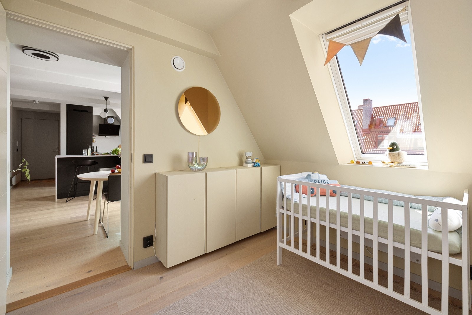 Soverom 2 er et lyst og fint rom som i dag er innredet som et nydelig barnerom. Høy standard fra 2020 med lys enstavs parkett på gulv, glatte overflater malt i en innbydende farge og skjult elektrisk anlegg. Galleribilde