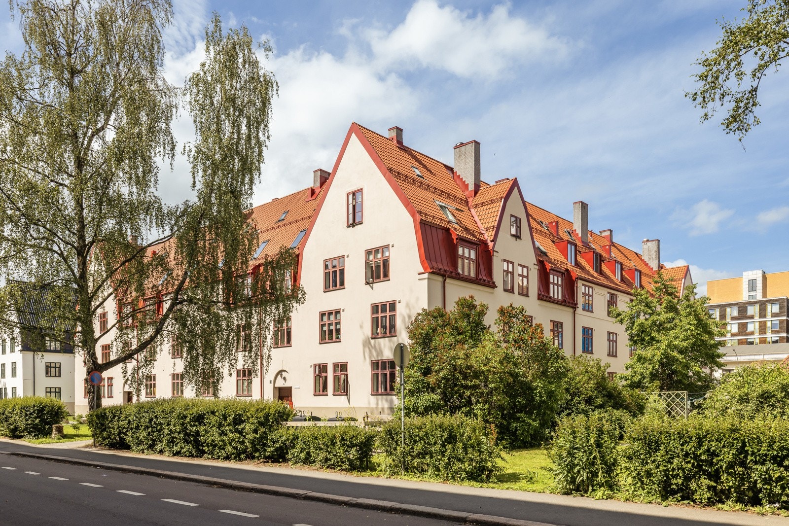 Leiligheten ligger sentralt, men tilbaketrukket i et attraktivt boligområde på Bjølsen, nær Nydalen og Sagene. Det er flere koselige kaféer og spisesteder i umiddelbar nærhet, samt gangavstand til BI og Storo Storsenter. Galleribilde