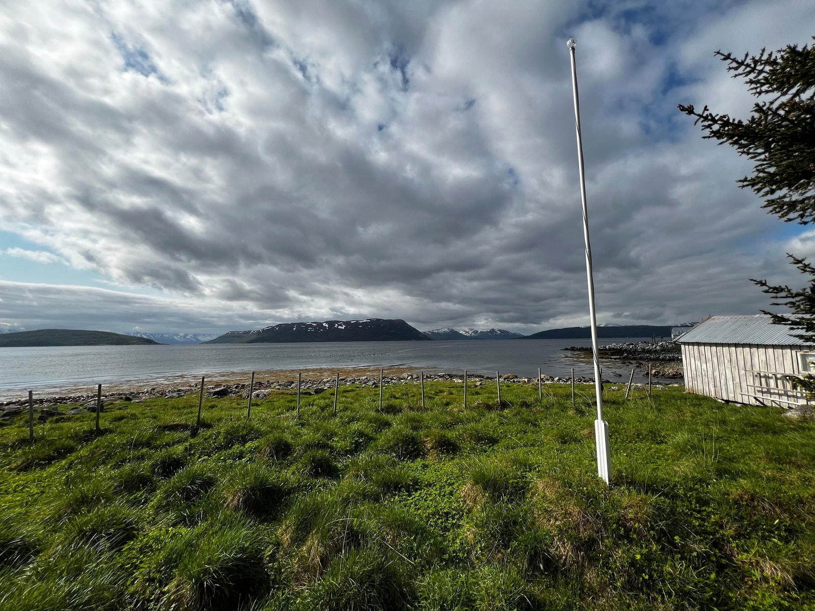 Her har man panorama utsikt over havet, fjellene og dyrelivet Galleribilde