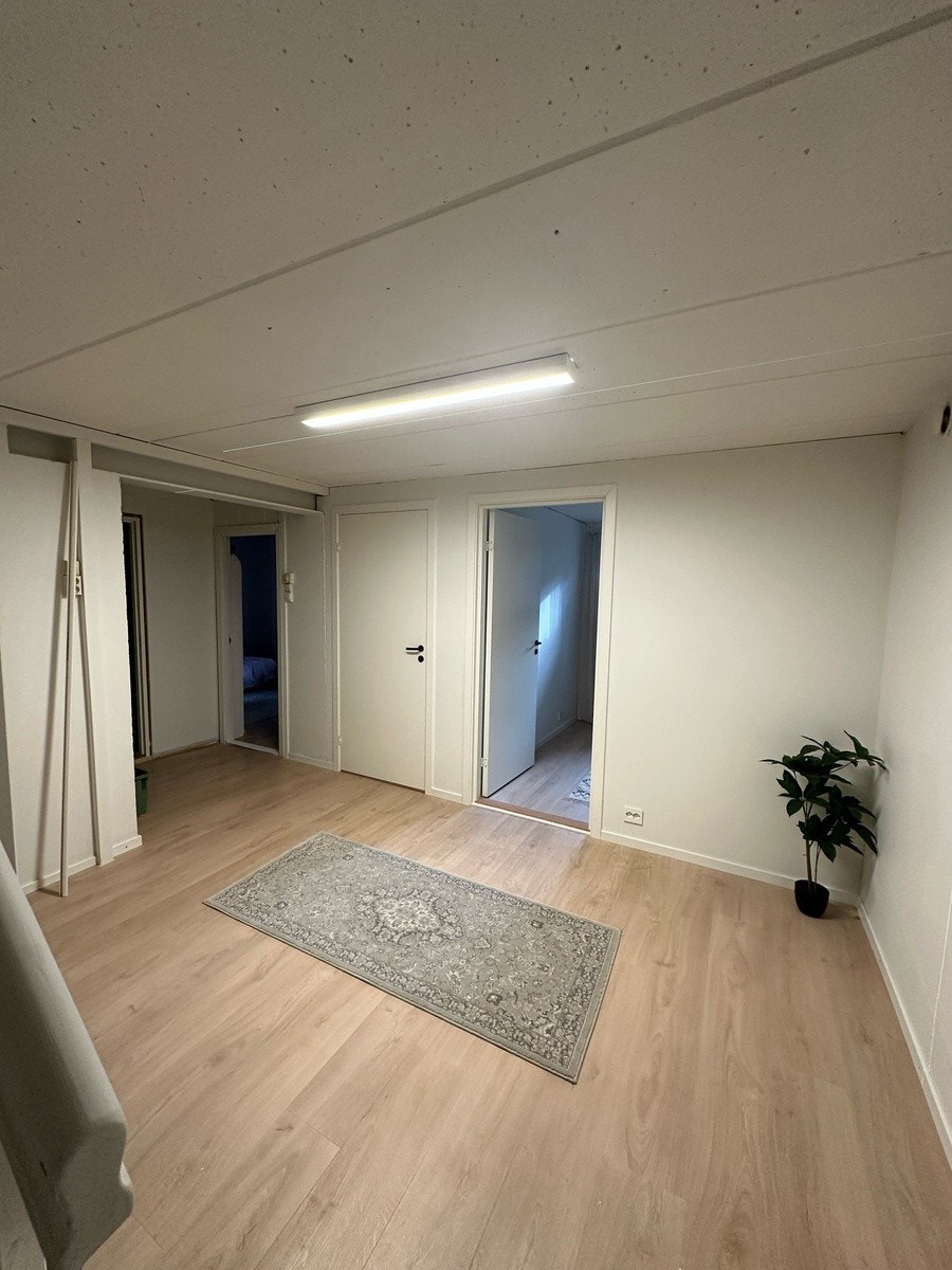 Gang i kjeller-etasje, her er det stor plass til eventuelle møbler Galleribilde