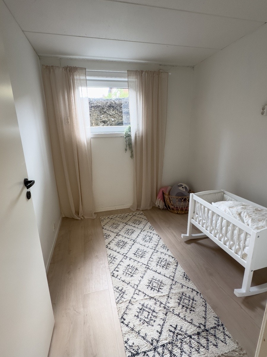 I kjeller-etasjen ligger også soverom 3, dette er det minste rommet Galleribilde
