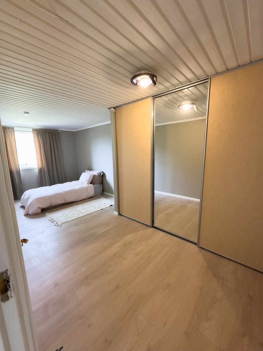 Soverom 1 er det største rommet, med stor garderobe Galleribilde