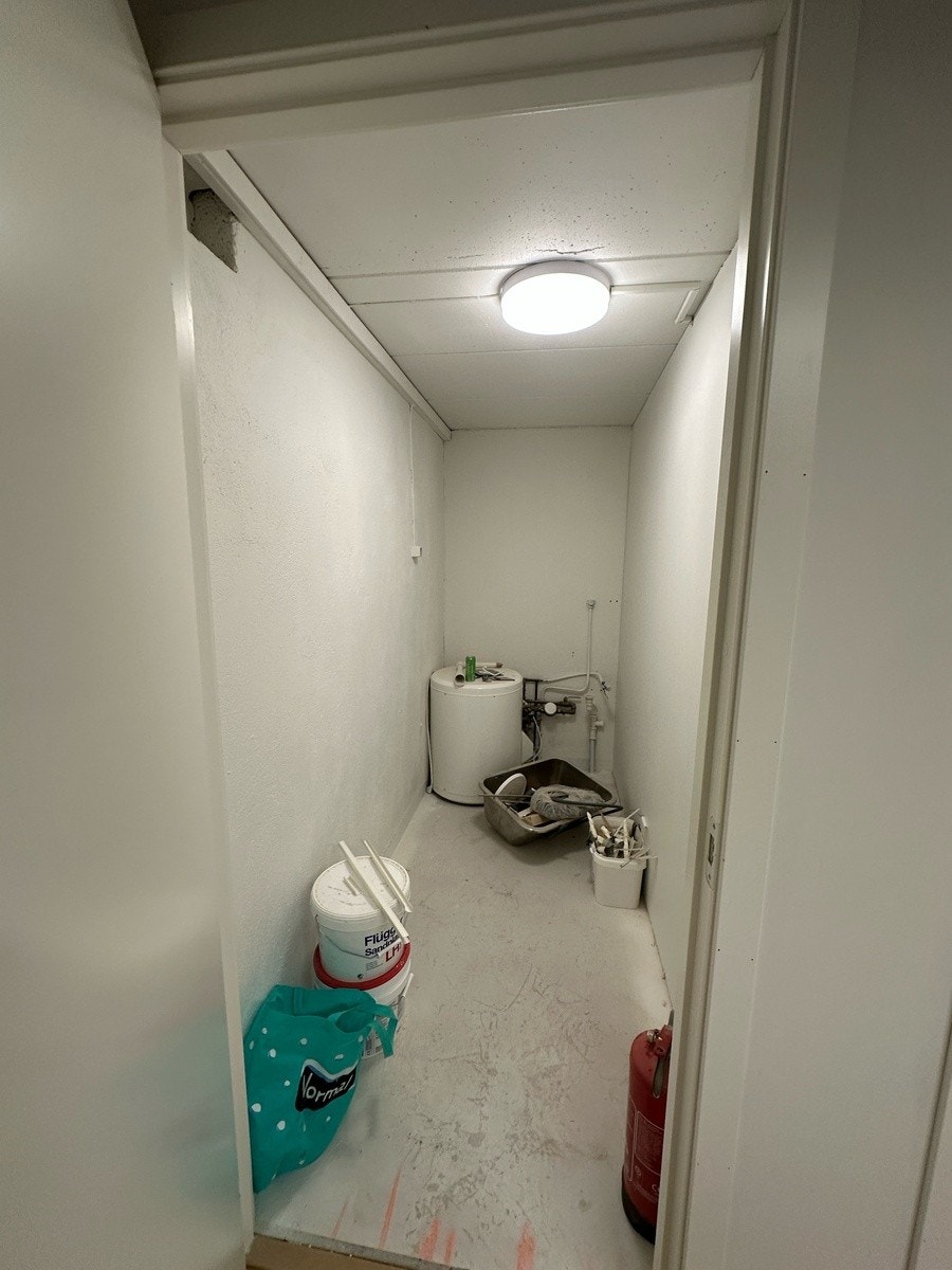 I kjeller-etasje er det også egen bod/vaskerom med plass til vaskemaskin Galleribilde