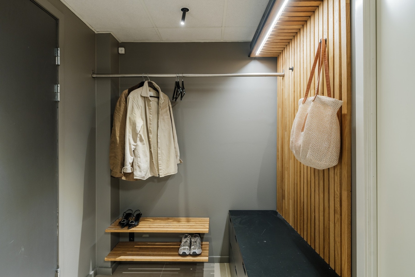 Romslig entré med plass til oppheng av yttertøy og oppbevaring av sko. Galleribilde