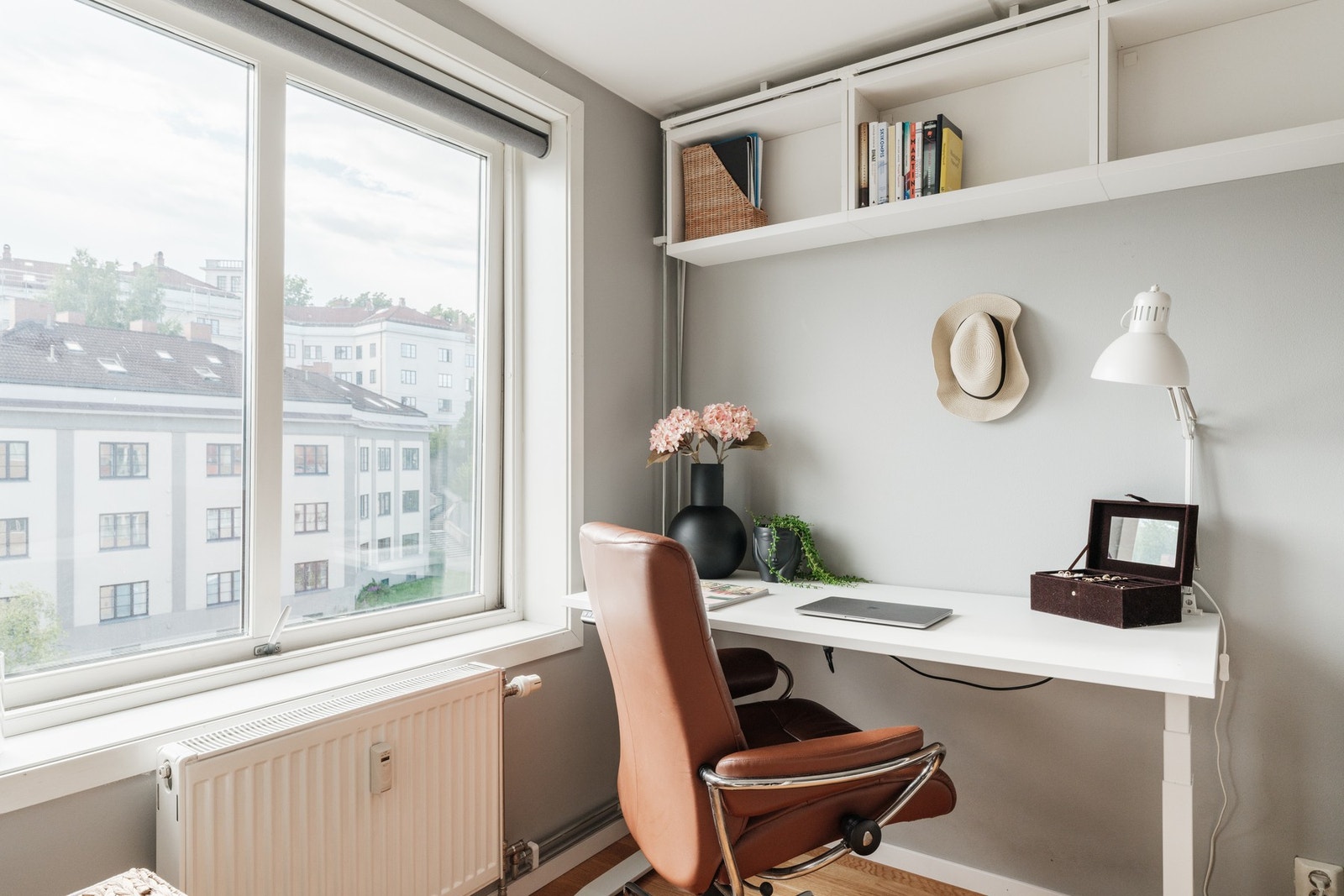 Her har man god plass til hjemmekontor med stor hev/senk pult. Galleribilde