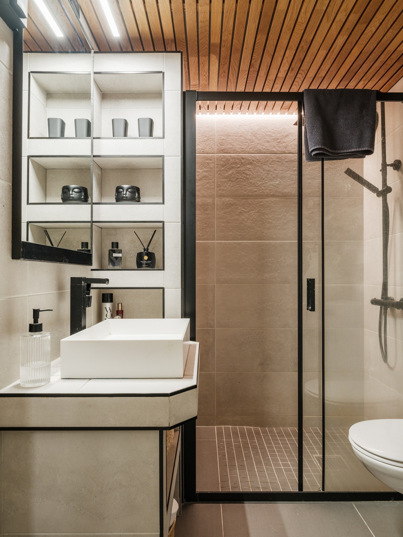 Flislagt gulv med gulvvarme og flislagte vegger. Galleribilde