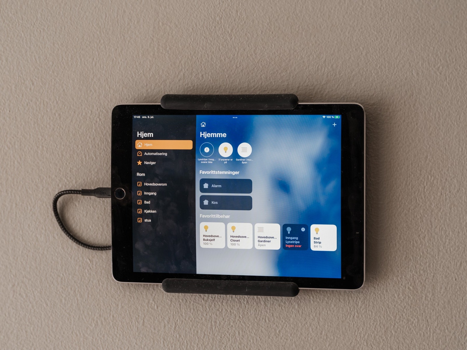 IPad som styrer lys, lyd, lås og gardiner i hele leiligheten. Medfølger salget. Galleribilde