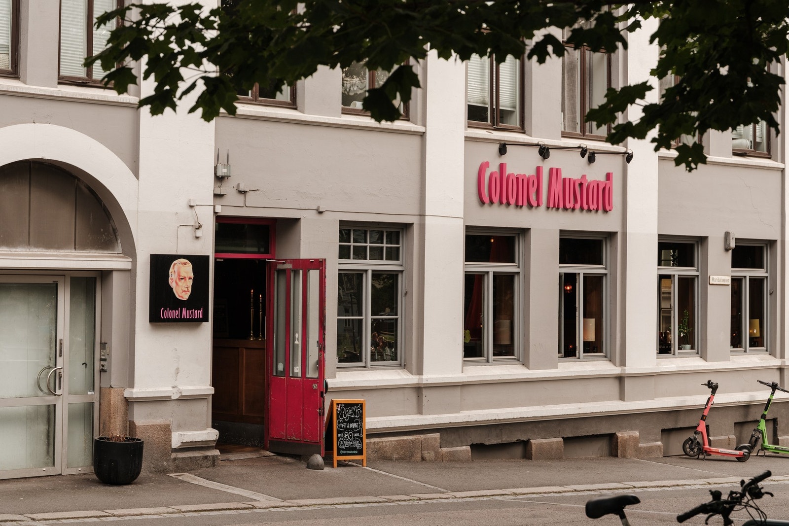 Colonel Mustard med uteservering om sommeren. Galleribilde